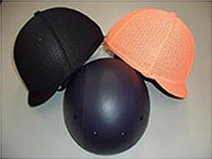 調教用ヘルメットと通気性に配慮したメッシュの色帽子